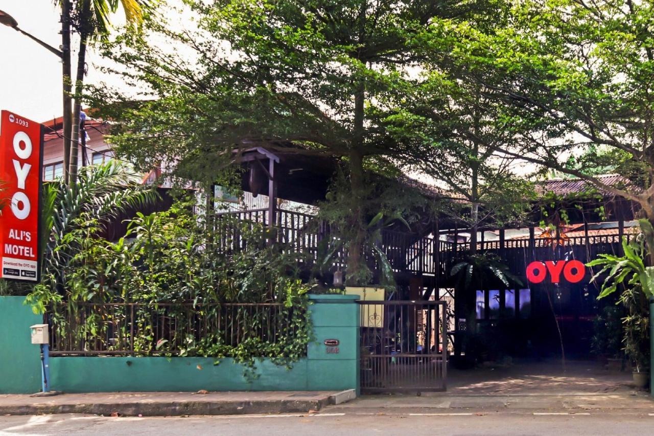 Oyo 1093 Ali'S Motel Teluk Bahang Exterior foto